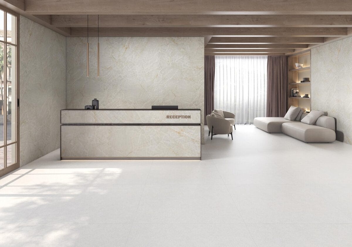 Core - Hotelreceptie en woonkamer met lichte betonlook op vloer en wand, Pamesa