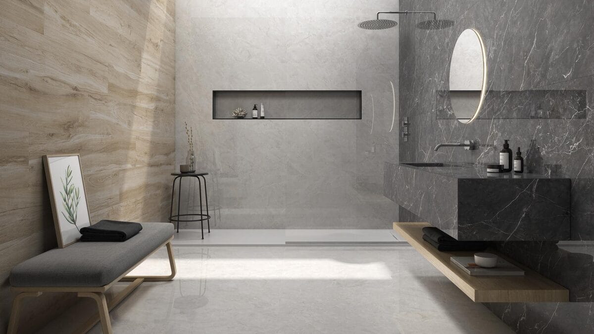 CR. Belvedere - Badkamer met grijze steenlook en houtlook op wand en vloer, Pamesa