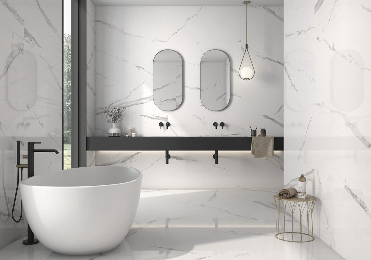 CR. Cellini - Badkamer met witte marmerlook op wand en vloer, Pamesa