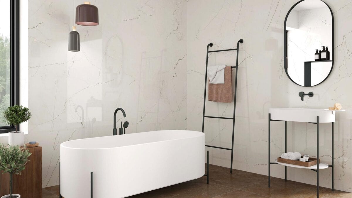 CR. Desert - Badkamer met lichte betonlook en houtlook op vloer en wand, Pamesa