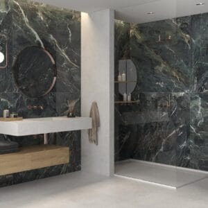CR. Lux Euphoria - Badkamer met donkergroene marmerlook op wand, Pamesa