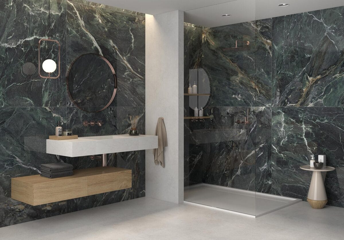 CR. Lux Euphoria - Badkamer met donkergroene marmerlook op wand, Pamesa
