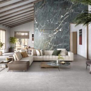 CR. Lux Euphoria - Woonkamer met groenblauwe marmerlook op accentwand en vloer, Pamesa