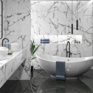 CR. Lux Iceberg - Badkamer met witte marmerlook en donkere steenlook op wand en vloer, Pamesa