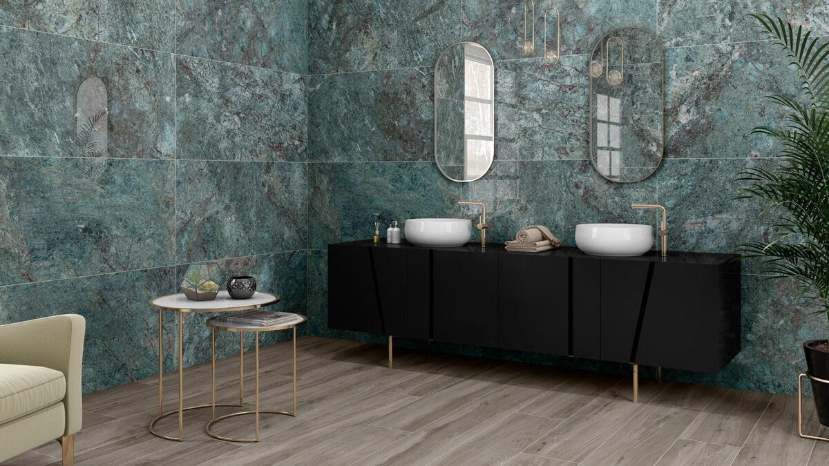 CR. Lux Kionia - Badkamer met blauwgroene natuursteenlook en houtlook op wand en vloer, Pamesa