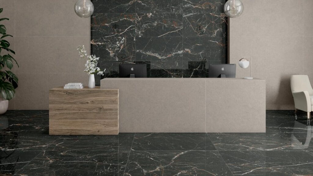 CR. Lux Laurants - Hotelreceptie met zwarte marmerlook en betonlook op vloer en wand, Pamesa