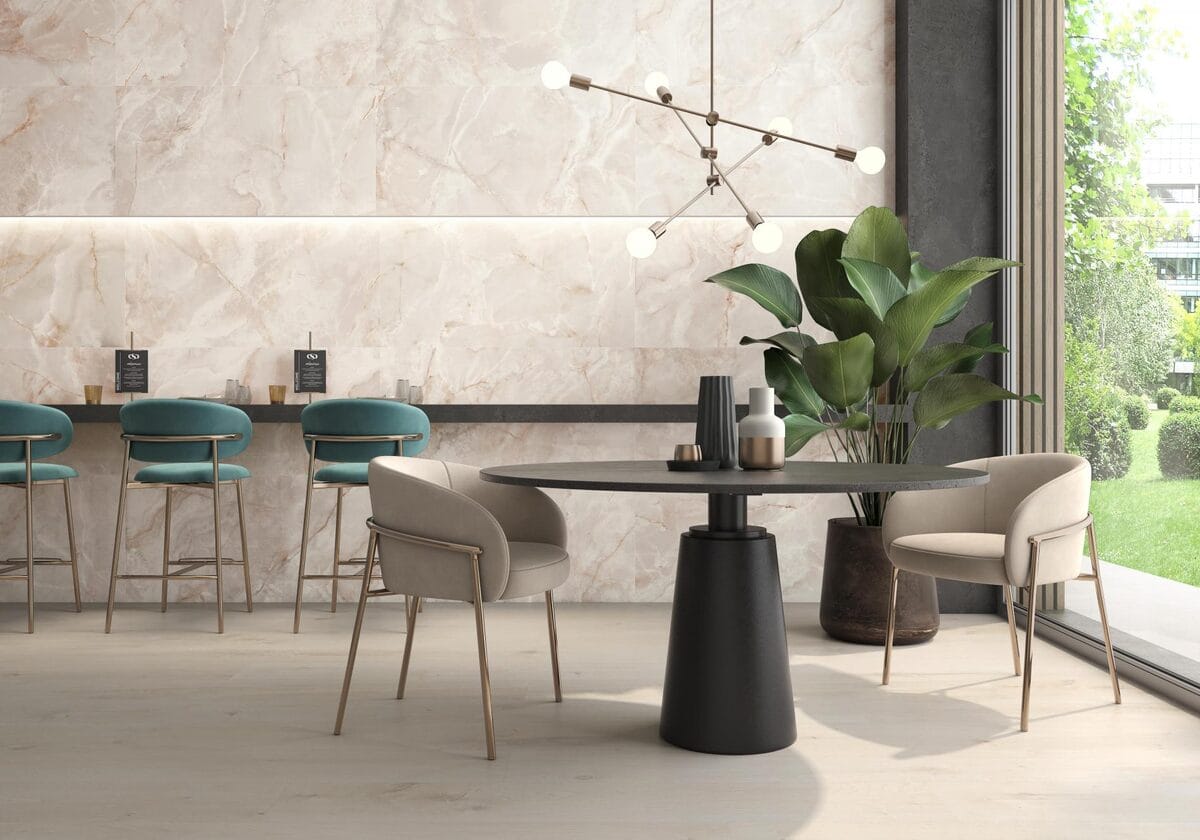 CR. Lux Noor - Restaurant en horeca met lichte marmerlook op vloer en wand, Pamesa