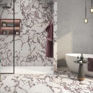 CR. Lux Viola - Badkamer met paars-witte marmerlook en betonlook op vloer en wand, Pamesa