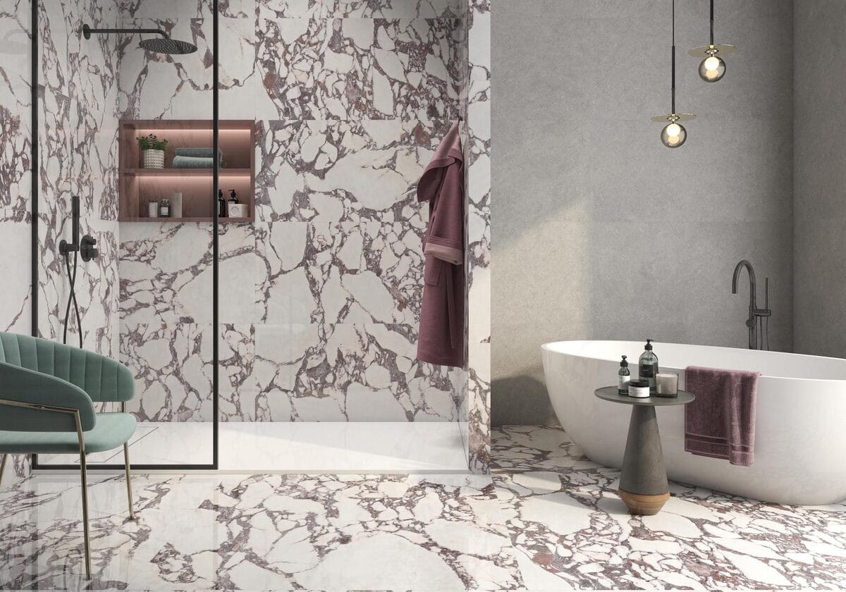 CR. Lux Viola - Badkamer met paars-witte marmerlook en betonlook op vloer en wand, Pamesa