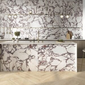 CR. Lux Viola - Keuken en horeca met paars-witte marmerlook op wand en balie, Pamesa