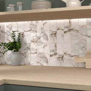 CR. Pisa - Keuken met witte marmerlook en houtlook op achterwand en werkblad, Pamesa