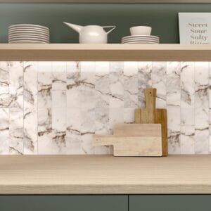 CR. Pisa - Keuken met witte marmerlook en houtlook op achterwand en werkblad, Pamesa