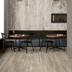 CR. Rovere - Restaurant en horeca met lichte houtlook en grijze betonlook op vloer en wand, Pamesa