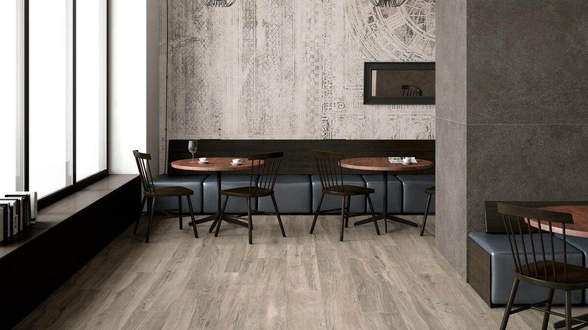 CR. Rovere - Restaurant en horeca met lichte houtlook en grijze betonlook op vloer en wand, Pamesa