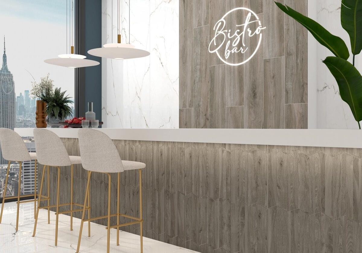 CR. Torano - Bistrobar met verticale en horizontale houtlook tegels rond wand en barfront, Pamesa