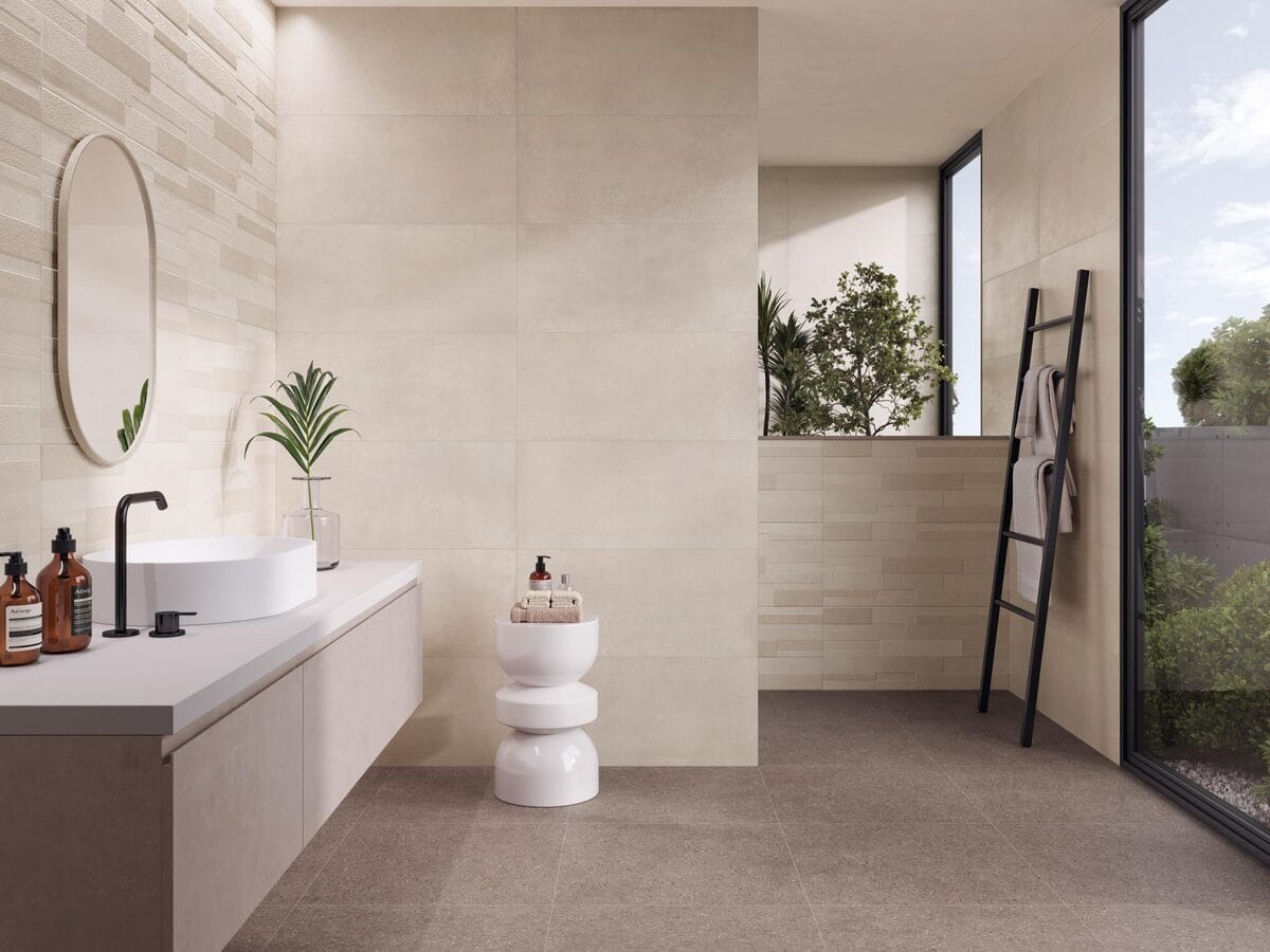 Dosso - Badkamer met beige steenlook en grijze betonlook op wand en vloer, Pamesa