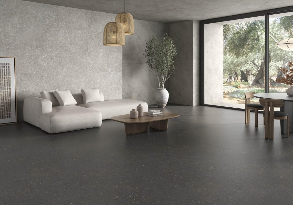 Dover - Woonkamer met grijze betonlook op vloer en wand, Pamesa