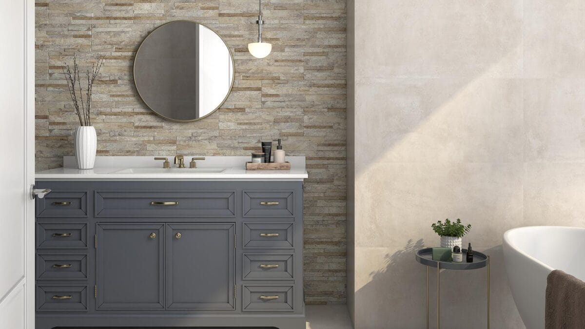 Eos - Badkamer met grijze steenstrip en betonlook op wand en vloer, Pamesa