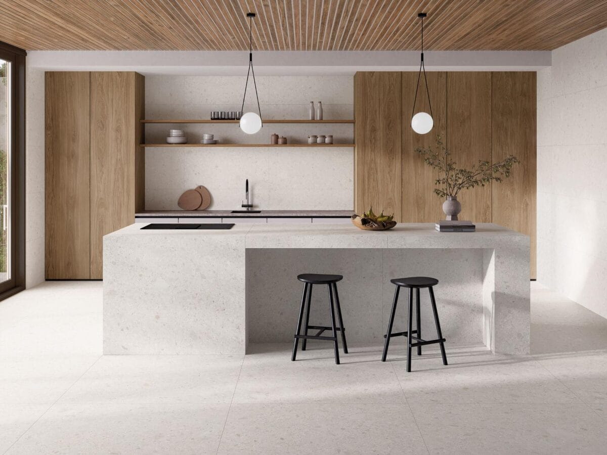 Ergon - Keuken met witte betonlook en houtlook op vloer en wand, Pamesa
