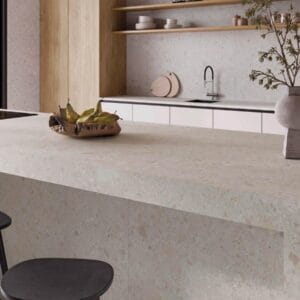 Ergon - Keuken met lichte betonlook op werkblad en achterwand, Pamesa