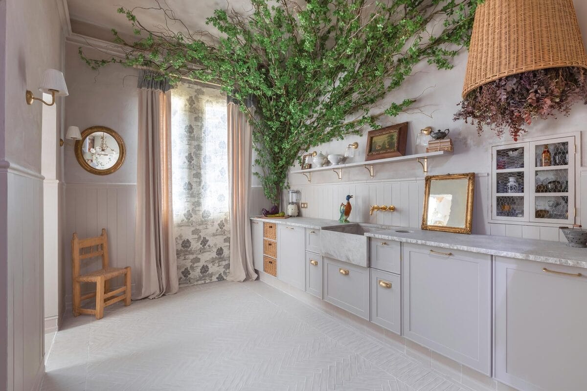 Hamptons - Keuken met botanisch decor en houtlook op wand en vloer, Pamesa