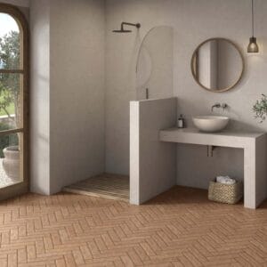 Nature - Badkamer met terracotta visgraattegel en lichte betonlook op vloer en wand, Pamesa