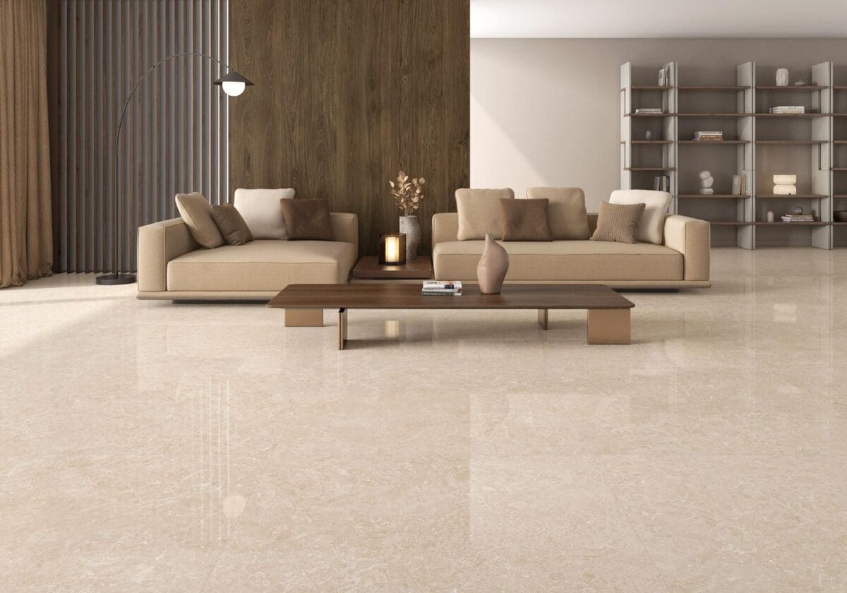 Odyssey - Woonkamer met lichte steenlook en houtlook op vloer en wand, Pamesa