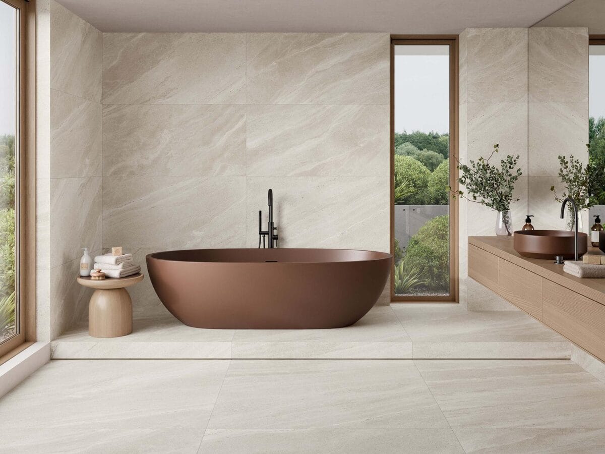 Pamstone - Badkamer met lichte marmerlook op vloer en wand, Pamesa