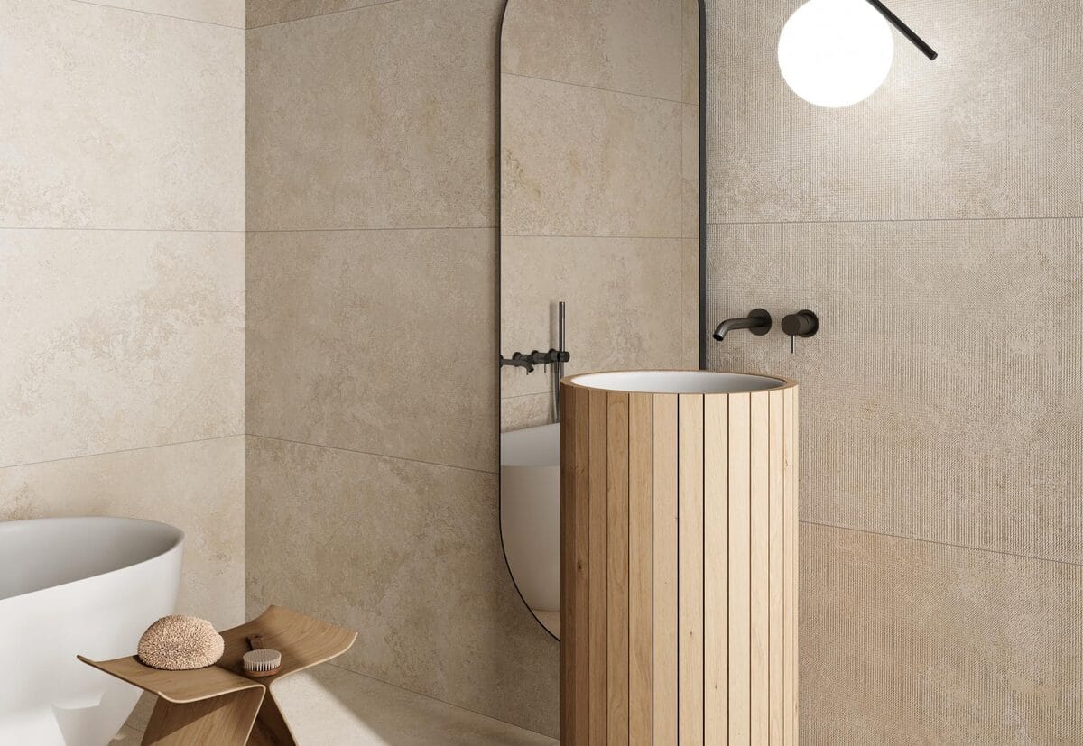 Rapolano Pietra Di - Badkamer met beige betonlook en houtlook op wand en vloer, Pamesa