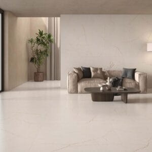 Velhira - Woonkamer met lichte betonlook op vloer en wand, Pamesa