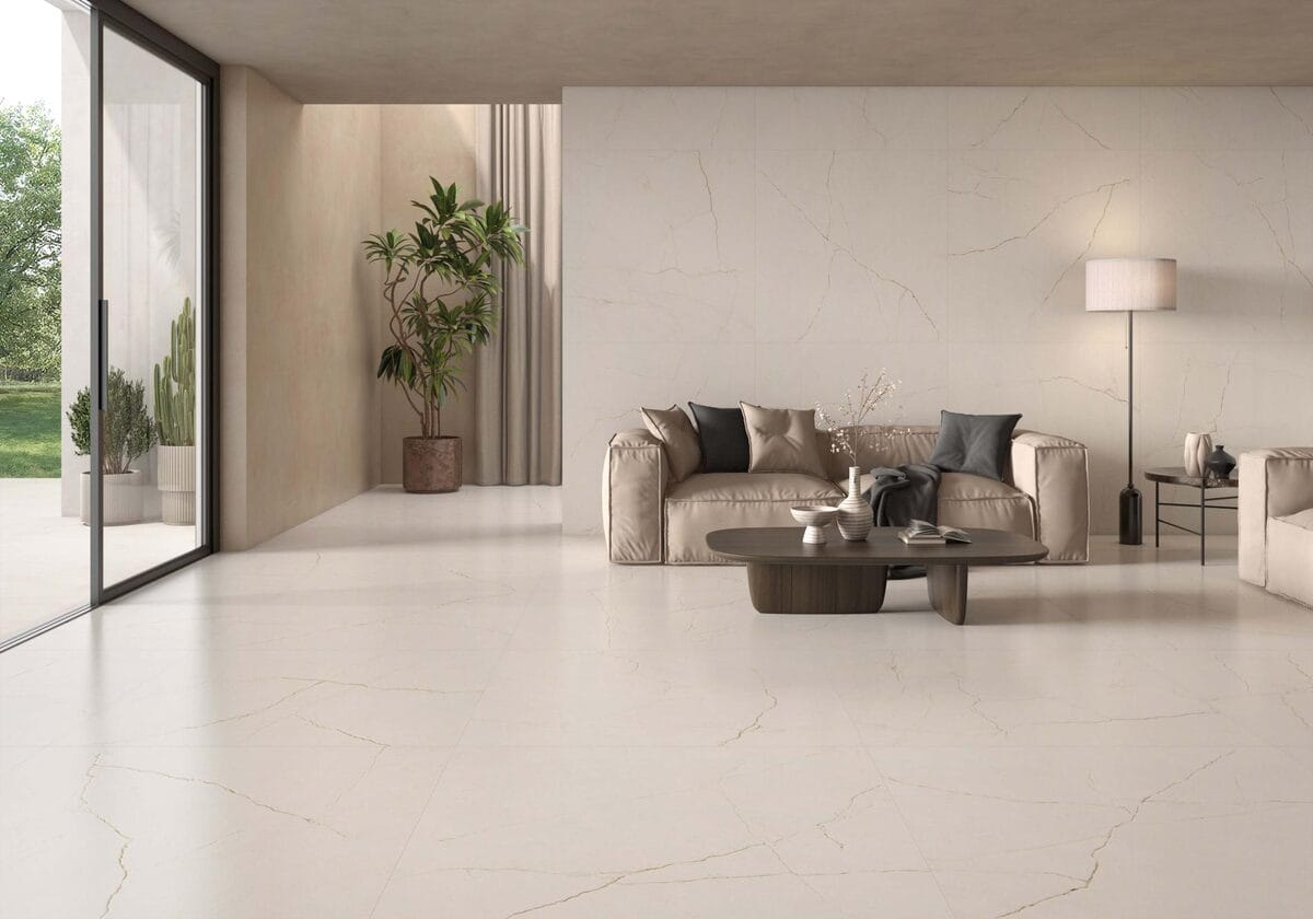 Velhira - Woonkamer met lichte betonlook op vloer en wand, Pamesa