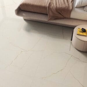 Velhira - Woonkamer met lichte marmerlook op vloer, Pamesa