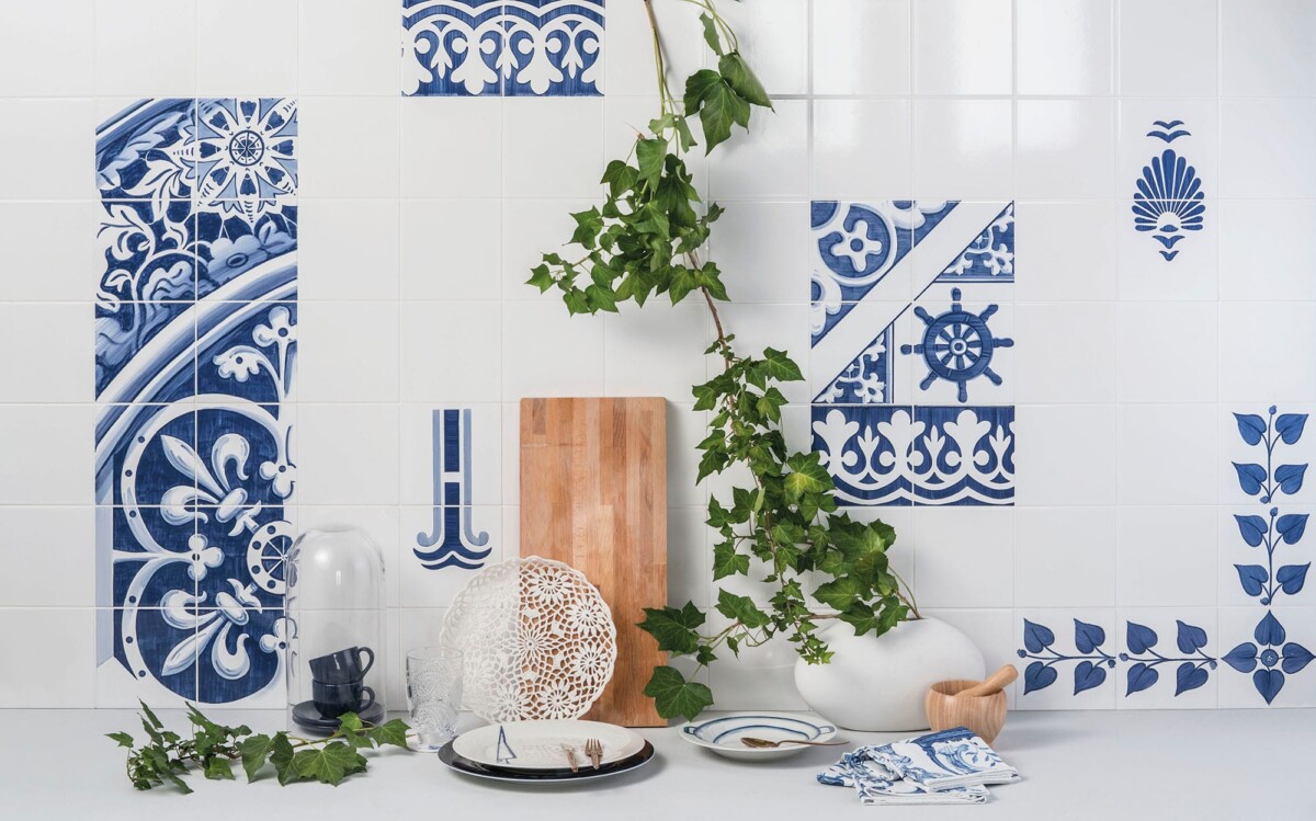 Fragment - Productpresentatie met blauw-wit decor op tegelpanelen, Aleluia