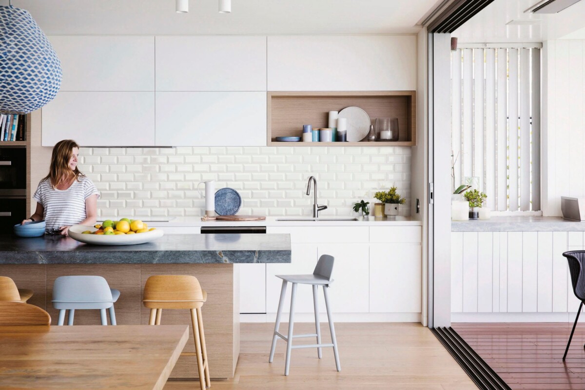Frame - Keuken met witte kleurtegel en houtlook op achterwand en vloer, Aleluia