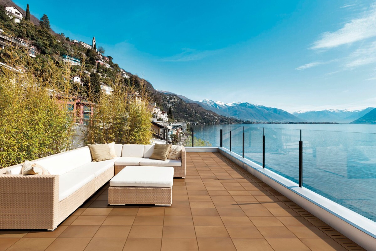 Klink - Balkon en terras met terracotta kleurtegel op vloer, Aleluia