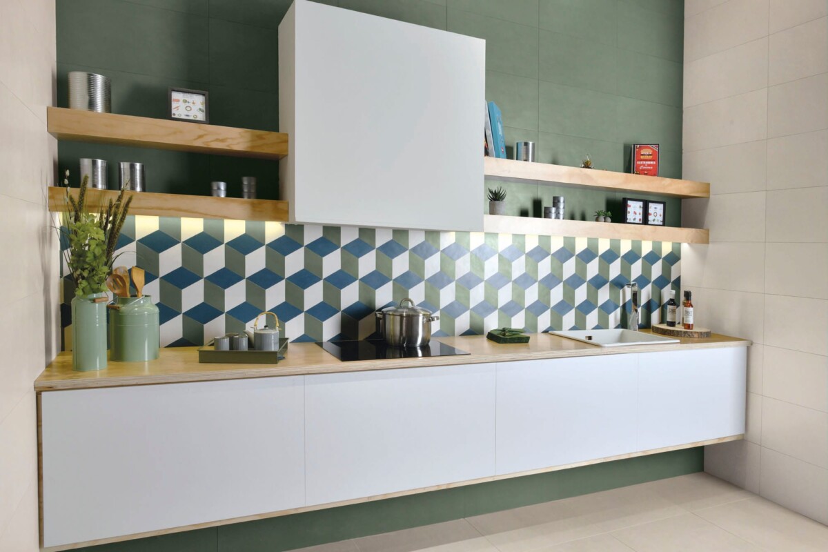 Liv'in - Keuken met blauw-witte geometrische kleurtegel op achterwand, Aleluia