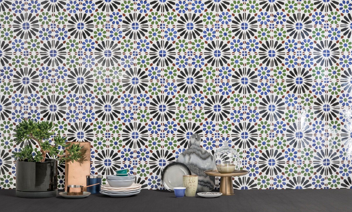 Moorish - Materiaalvignet met blauwgroene grafische patroontegel op wand, Aleluia