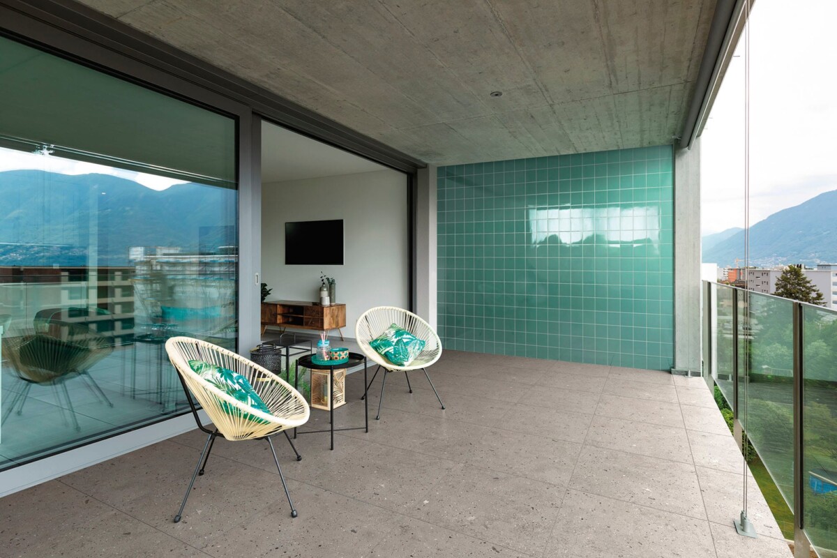 Mystic - Overdekt terras met groene kleurtegel en grijze betonlook op wand en vloer, Aleluia