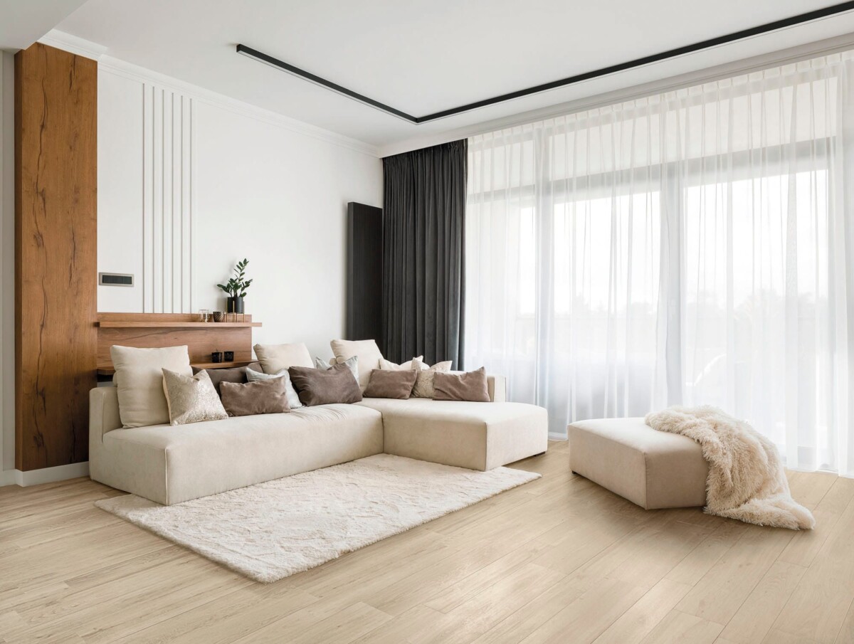 Noble - Woonkamer met lichte houtlook op vloer, Aleluia