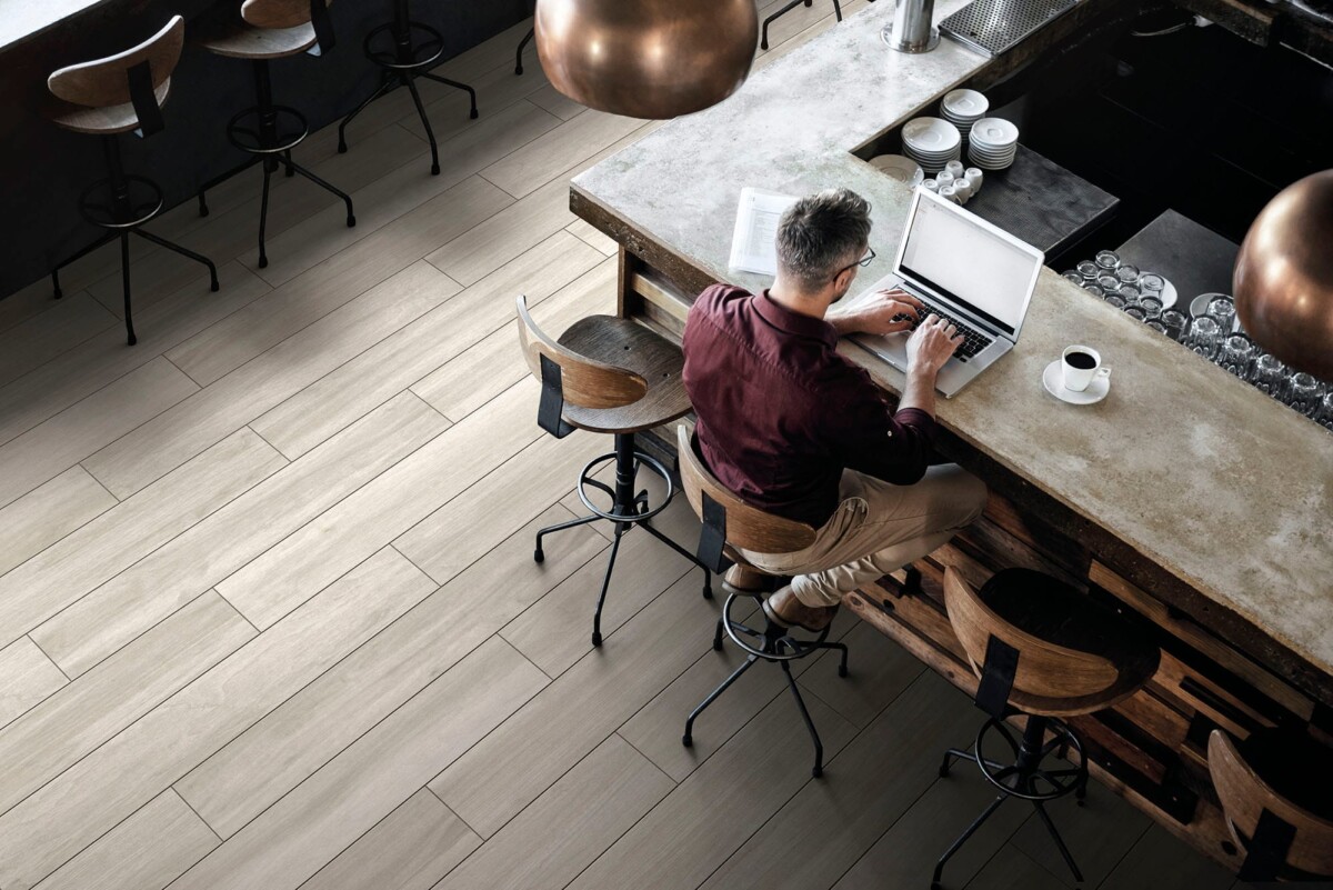 Nogal - Café en horeca met lichte houtlook op vloer, Aleluia