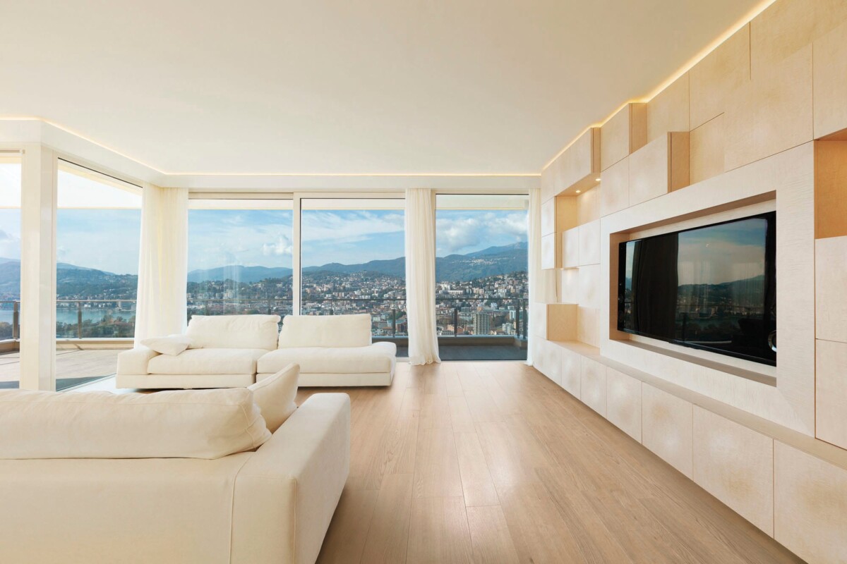 Oslo - Woonkamer met lichte houtlook en betonlook op vloer en wand, Aleluia