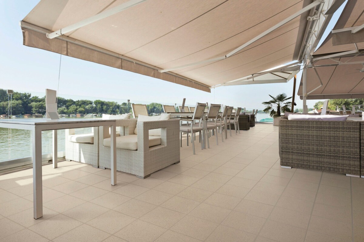 Salt - Terras en horeca met beige steenlook op vloer, Aleluia