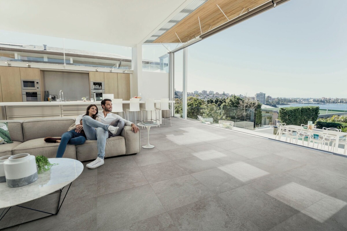 Urban Stone - Dakterras en lounge met grijze steenlook op vloer, Aleluia