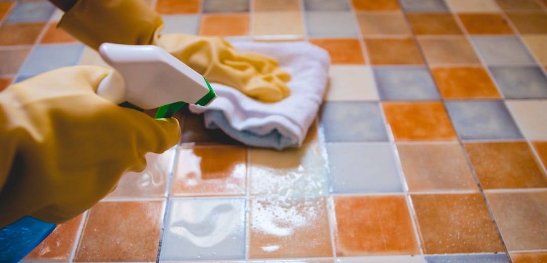 Keramische tegels schoonmaken met een pH-neutrale reiniger en microvezeldoek